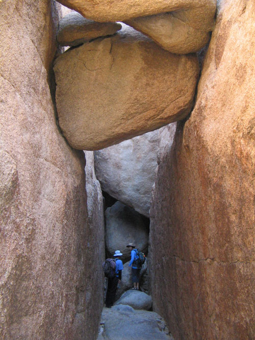 joshua-tree-rock-tunnel
